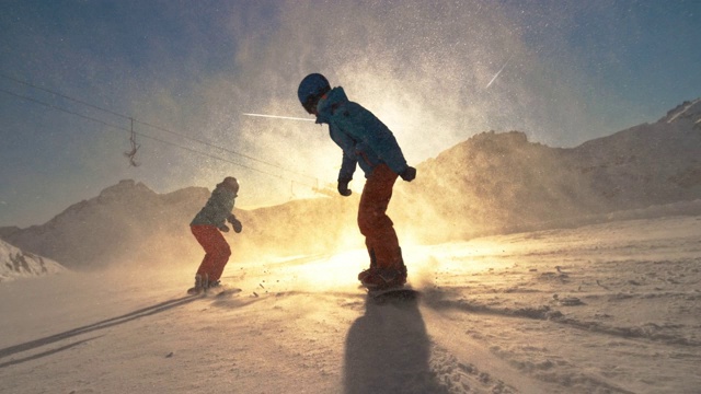 詳情圖-速度坡道兩名滑雪板運動員朝著夕陽滑行