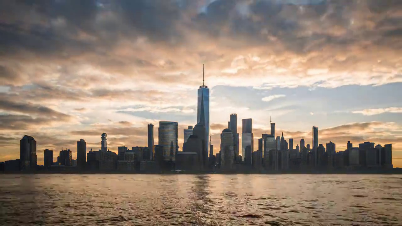 美国曼哈顿下城/纽约市上空戏剧性的日出