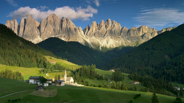 Val di Funes山谷，圣马达莱纳旅游村Dolomites，意大利。平移,UHD