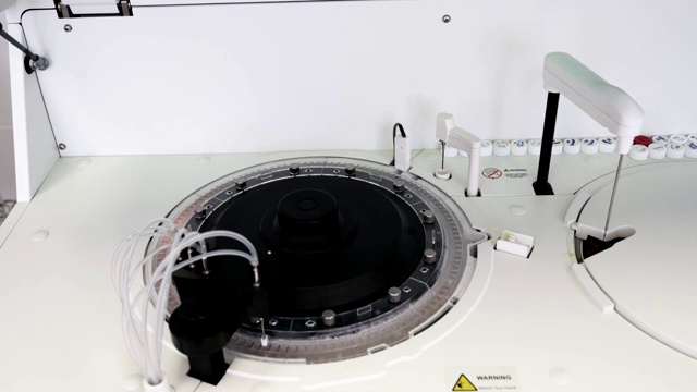 近距离自动血液检测机器人，医疗设备。现代临床诊断实验室工具在医院中发挥作用。健康、医学的概念