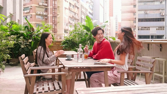 朋友们在香港的户外咖啡馆见面