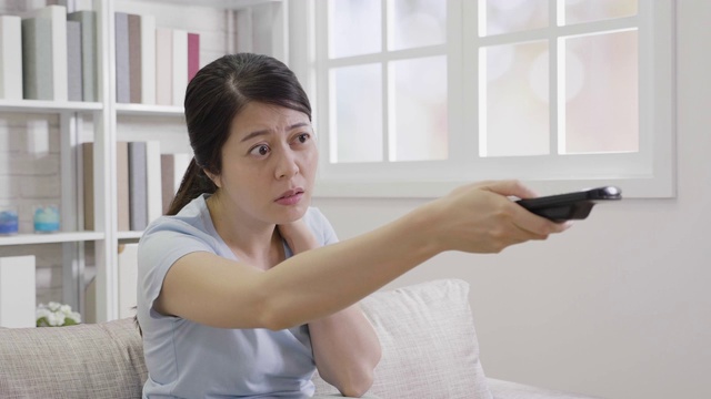 年轻的亚洲女士休息感觉肩膀疼痛