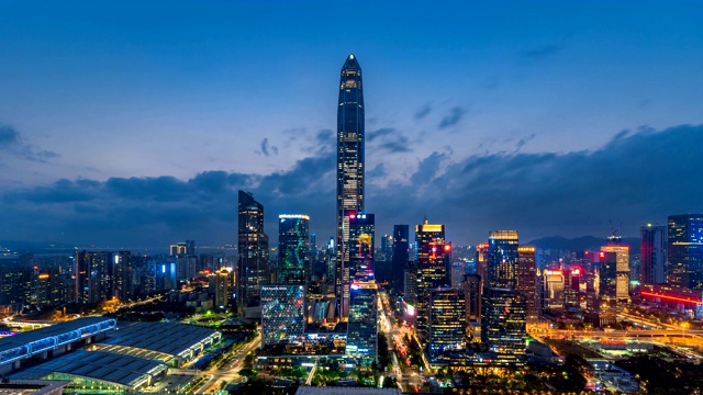 详情图-深圳现代建筑天际线从黄昏到夜晚的延时/中国深圳。