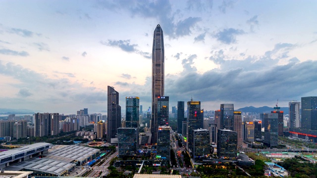 详情图-深圳现代建筑天际线从黄昏到夜晚的延时/中国深圳。