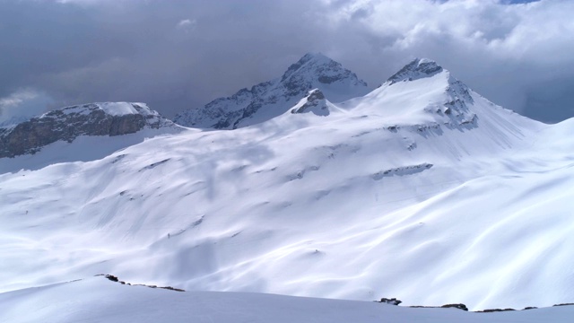 Ovronnaz Tsantonnaire斜坡上的滑雪者- 4K航拍