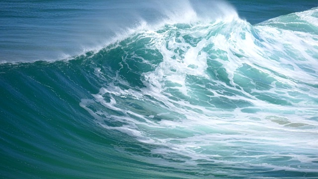 巨大的海浪滑過水面。暴風(fēng)雨天氣下的泛著泡沫的綠松石色波浪。慢動作鏡頭