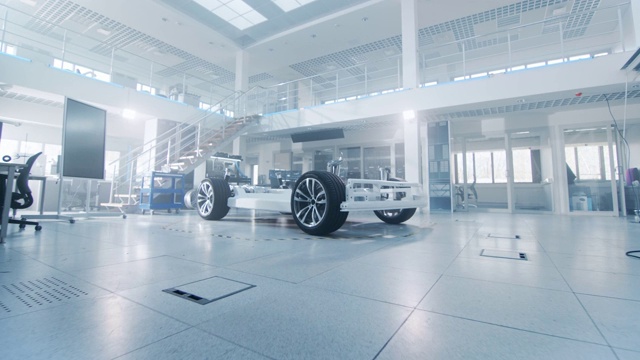 詳情圖-真正的電動汽車平臺底盤原型概念站在高科技工業(yè)機械設計實驗室?；旌宪嚰馨ㄝ喬?，懸掛，發(fā)動機和電池。