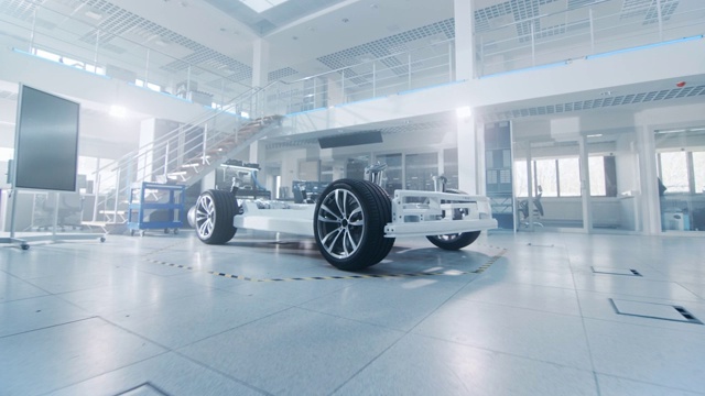 詳情圖-真正的電動汽車平臺底盤原型概念站在高科技工業(yè)機械設計實驗室?；旌宪嚰馨ㄝ喬?，懸掛，發(fā)動機和電池。