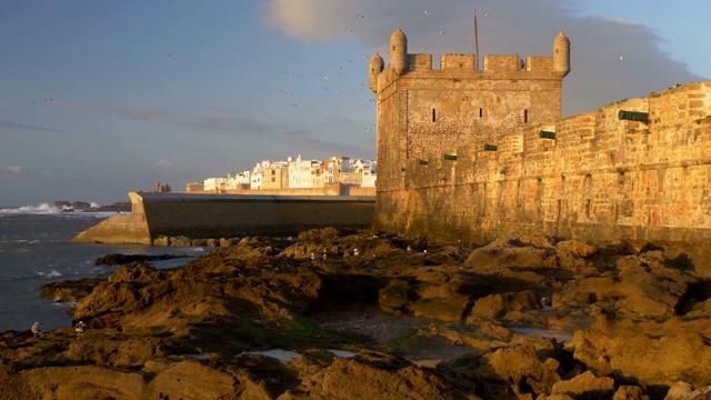 Essaouira,摩洛哥。夕阳下热那亚人建造的港口城堡。