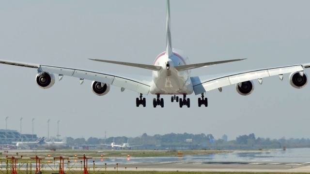 商用空客A380大型喷气式飞机降落