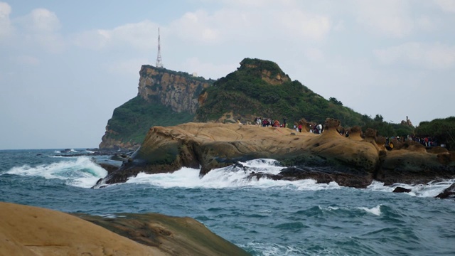 海滩和岩石。