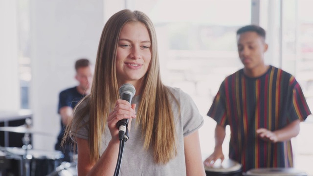 学生玩在RehearsalE乐队表演艺术学校