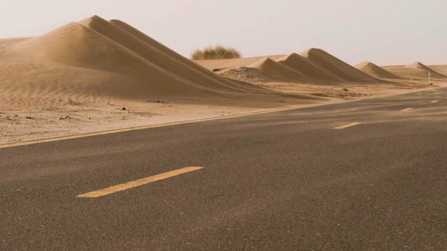 空旷的道路在沙漠景观