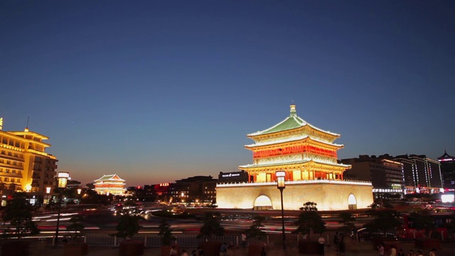 中国西安钟楼夜景的时间流逝。
