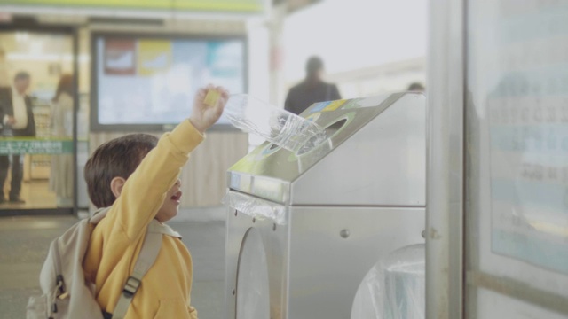 詳情圖-亞洲男嬰將塑料瓶扔進可回收垃圾箱