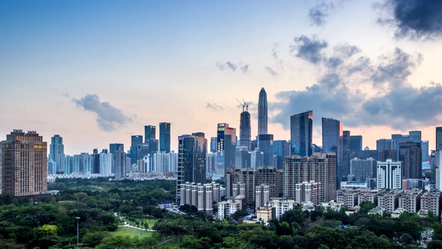 深圳现代建筑天际线从黄昏到夜晚的延时/中国深圳。