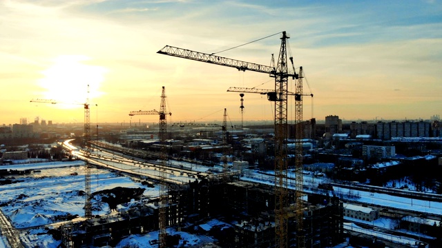 有高大起重机的大型建筑用地