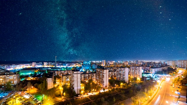詳情圖-在星空背景下的美麗的夜城景色。時間流逝