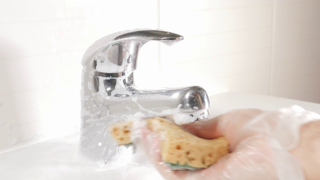 浴室水龙头用4K洗涤剂和消毒剂清洗