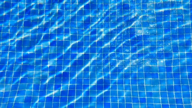 游泳池瓷砖的背景水波纹