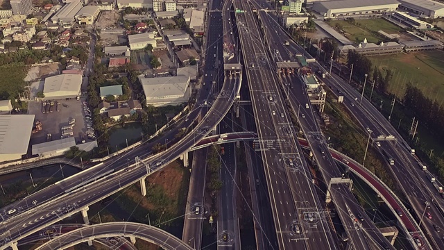 高架高速公路上的未来无人驾驶汽车