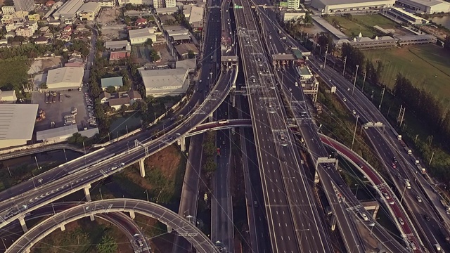 详情图-高架高速公路上的未来无人驾驶汽车
