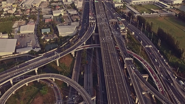 详情图-高架高速公路上的未来无人驾驶汽车