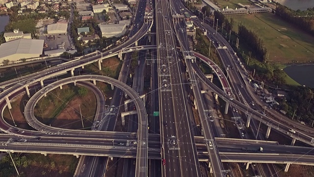 详情图-高架高速公路上的未来无人驾驶汽车