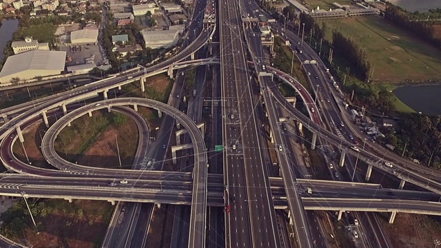 详情图-高架高速公路上的未来无人驾驶汽车