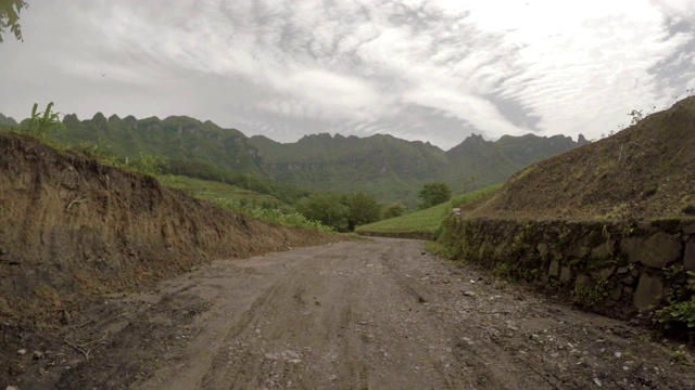 在泥泞危险的乡间道路上开车。