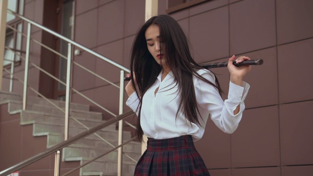日本人慢悠悠地走下楼梯，手里握着一把剑。