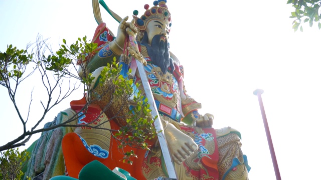 2018年12月，台湾高雄的道教神像和莲花池