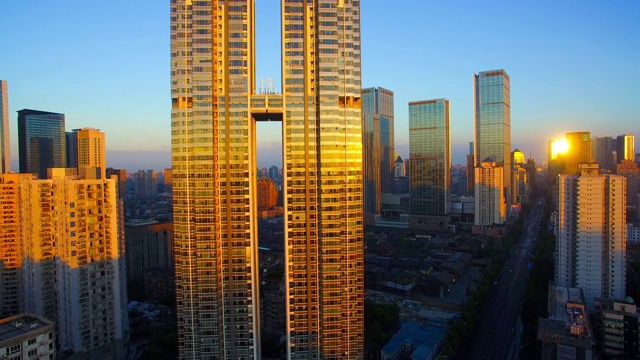 金色阳光下的成都鸟瞰图