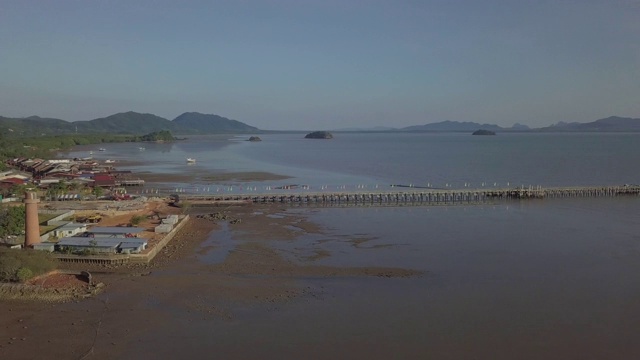 泰国高脚楼和码头，俯瞰泰国大屿岛的大海