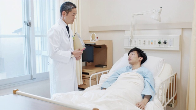 詳情圖-日本醫(yī)生在病床上對(duì)病人說(shuō)話(huà)