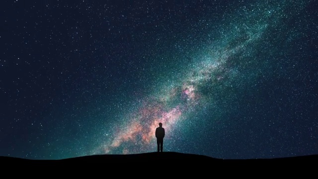 詳情圖-星空背景上的男人剪影。時(shí)間流逝