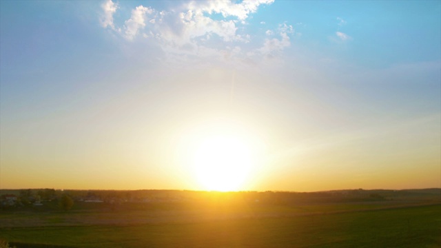 详情图-在夕阳的背景下，手将纸飞机放飞到天空