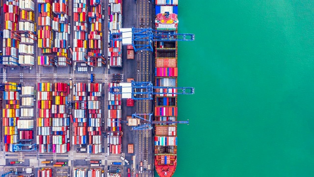 4k，深海港口集装箱船装卸高空视图，远洋集装箱船物流进出口运输业务高空视图。