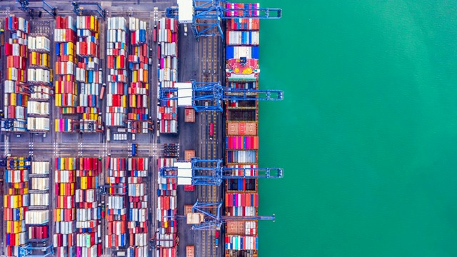 详情图-4k，深海港口集装箱船装卸高空视图，远洋集装箱船物流进出口运输业务高空视图。