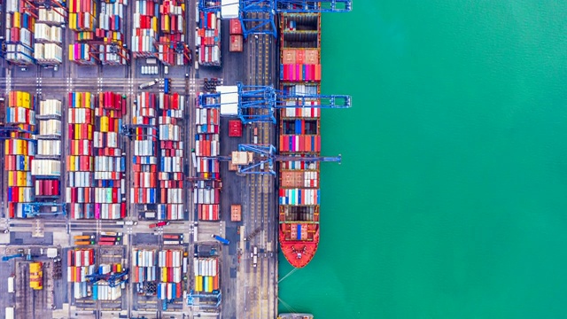 详情图-4k，深海港口集装箱船装卸高空视图，远洋集装箱船物流进出口运输业务高空视图。