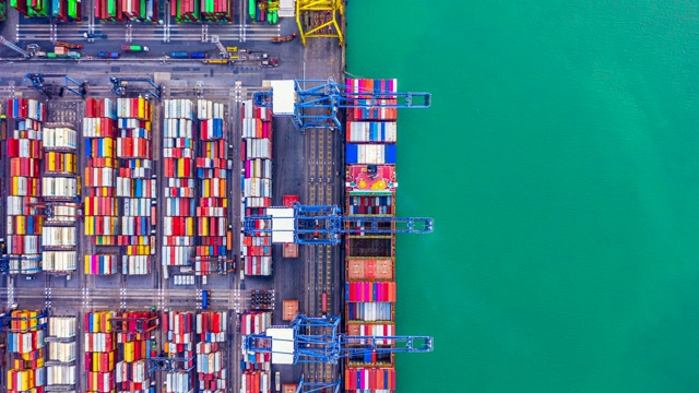 详情图-4k，深海港口集装箱船装卸高空视图，远洋集装箱船物流进出口运输业务高空视图。