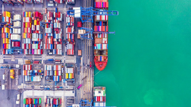 详情图-4k，深海港口集装箱船装卸高空视图，远洋集装箱船物流进出口运输业务高空视图。
