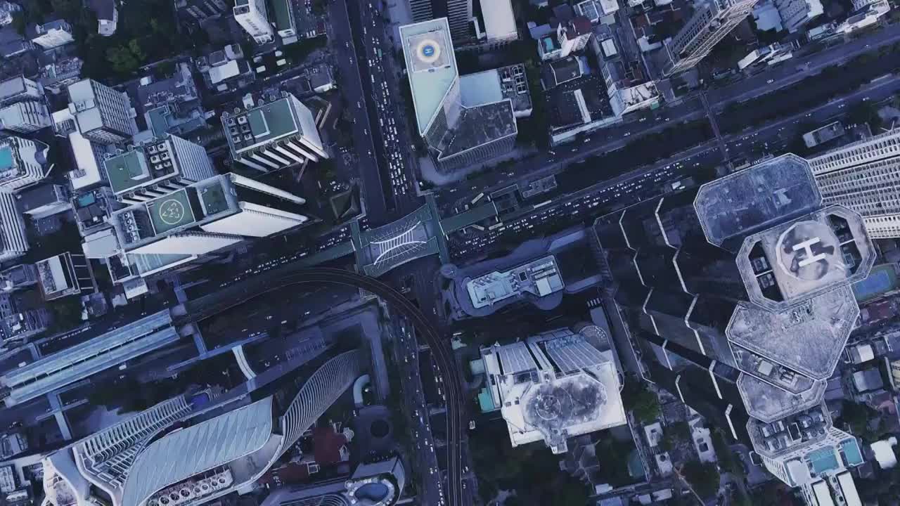 4k分辨率数据发送和网络连接概念与鸟瞰图城市