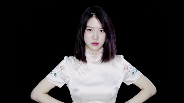 中国女孩穿着旗袍很沮丧。
