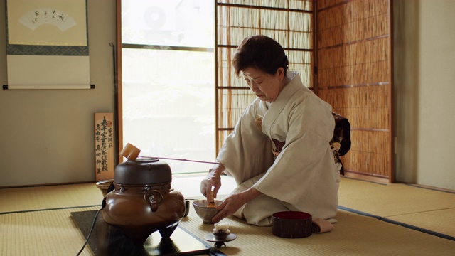 茶道主持人使用打蛋器