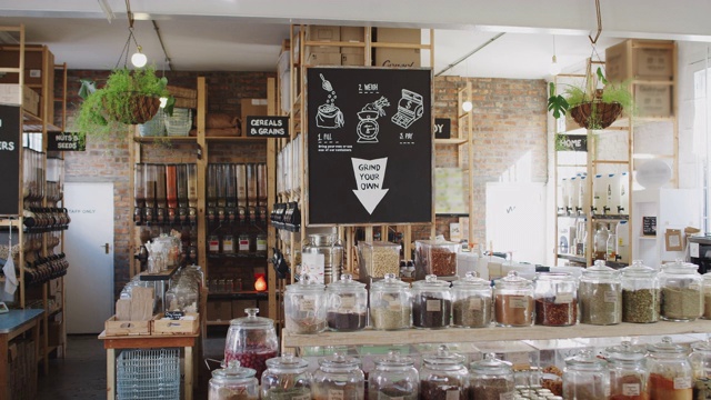 在可持续的塑料免费杂货店里，空荡荡的内部和显示器