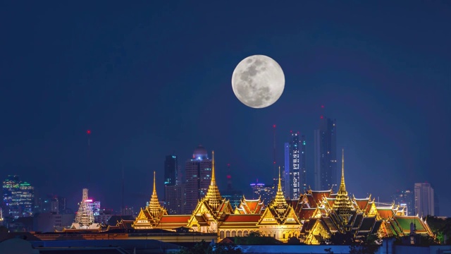 详情图-美丽的金色宫殿和phra,keaw寺庙在满月的夜晚在黑暗的天空中在泰国曼谷上升。