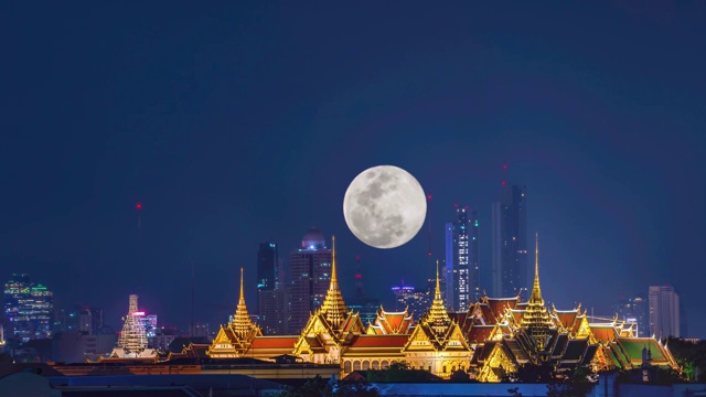 详情图-美丽的金色宫殿和phra,keaw寺庙在满月的夜晚在黑暗的天空中在泰国曼谷上升。
