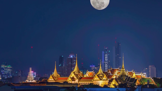 详情图-美丽的金色宫殿和phra,keaw寺庙在满月的夜晚在黑暗的天空中在泰国曼谷上升。