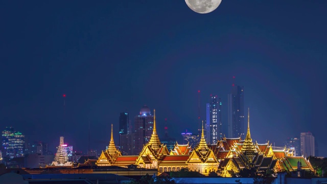 详情图-美丽的金色宫殿和phra,keaw寺庙在满月的夜晚在黑暗的天空中在泰国曼谷上升。